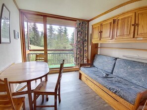 TV - Bright renovated studio · Sleeps 4 · South/west balcony (Les Arcs 1800)