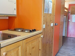 Fridge, microwave, stovetop, dishwasher - Bright renovated studio · Sleeps 4 · South/west balcony (Les Arcs 1800)