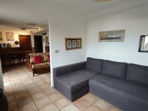 Téléviseur, foyer, livres