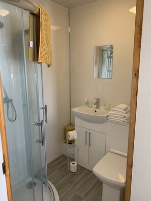 Ferienhaus | Badezimmer | Dusche, Komfortbadewanne, Handtücher