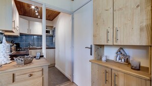 Una cucina moderna con mobili in legno, un forno a microonde e un lavello.