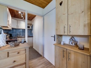 Réfrigérateur, micro-ondes, plaque de cuisson, lave-vaisselle