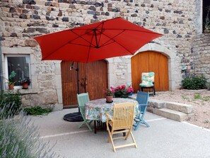 Outdoor dining - Charming Family Cottage near UNESCO Sites with Fireplace, WiFi, and Baby Equipment (Saint-Germain-Laprade)