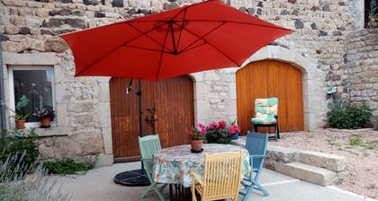 Gßte chaleureux avec cheminée prÚs du Puy-en-Velay, idéal pour familles et séjours professionnels