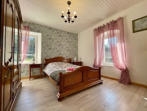 3 bedrooms, travel cot, free WiFi, bed sheets - Charming Family Cottage near UNESCO Sites with Fireplace, WiFi, and Baby Equipment (Saint-Germain-Laprade)