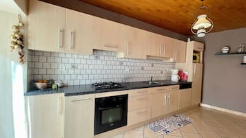 Geladeira, micro-ondas, lava-louças, cadeirão de bebê