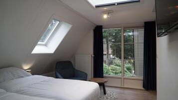 2 slaapkamers, reisbedje