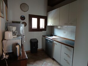 Réfrigérateur, micro-ondes, lave-vaisselle, cafetière/bouilloire