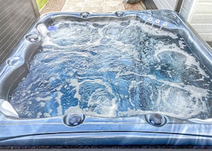 Un jacuzzi con burbujas visibles y chorros de agua.