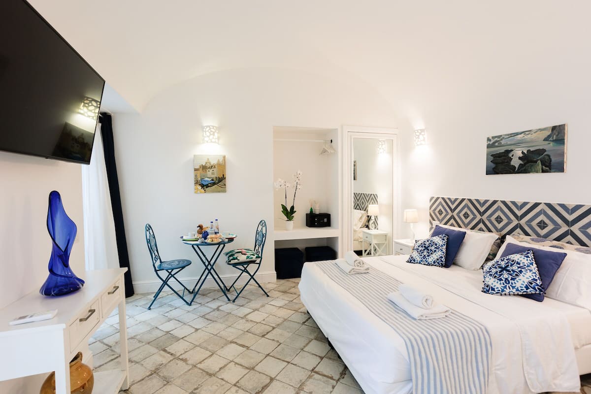 Cubrecamas, muebles diferentes y escritorio