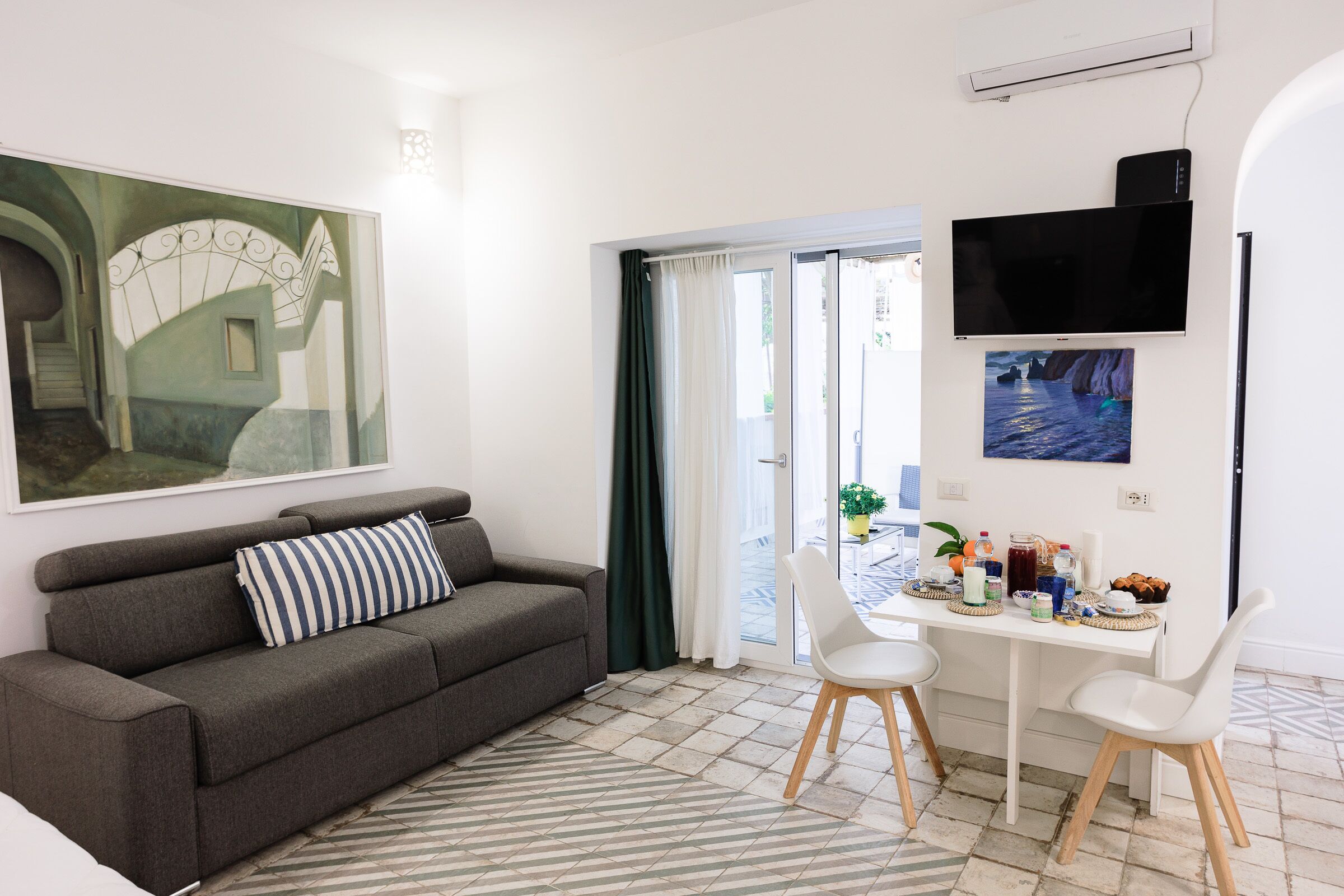 Comfort kamer, 1 twee- of 2 eenpersoonsbedden | Donsdekens, individueel gemeubileerd, een bureau, een laptopwerkplek