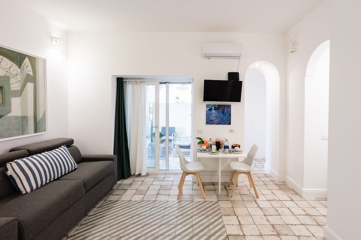 Cubrecamas, muebles diferentes y escritorio