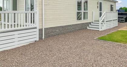 Luxury lodge with one double and one twin.