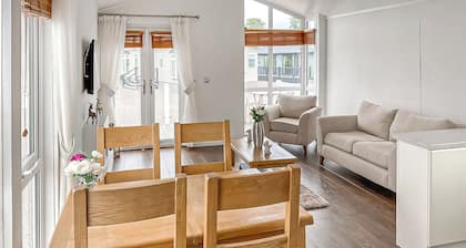 Luxury lodge with one double and one twin.