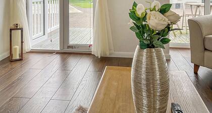 Luxury lodge with one double and one twin.