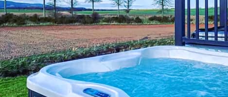 Tina de hidromasaje al aire libre