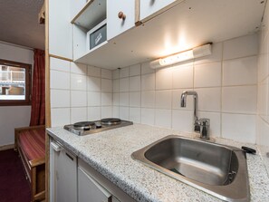 Fridge, coffee/tea maker, toaster