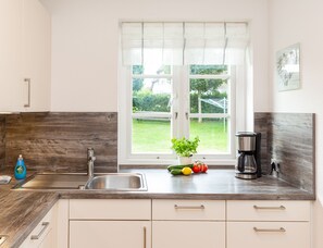 Køleskab, mikrobølgeovn, ovn, kogeplade