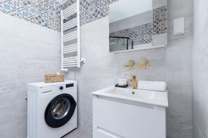Een douche, handdoeken