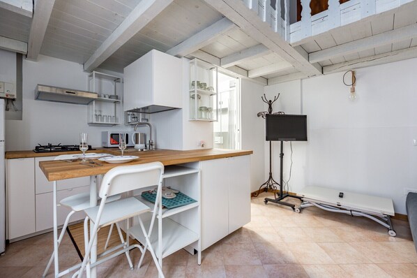 冷蔵庫、電子レンジ、コンロ