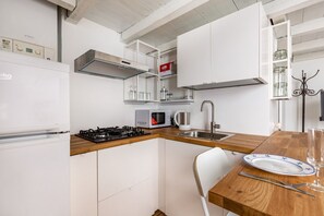 Réfrigérateur, micro-ondes, plaque de cuisson, grille-pain