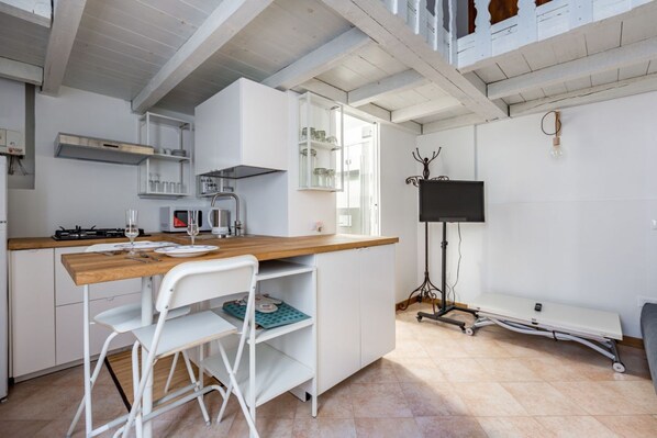 Réfrigérateur, micro-ondes, plaque de cuisson, grille-pain