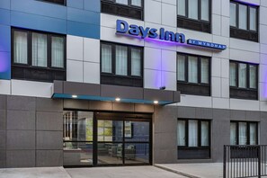 Exterior - Days Inn by Wyndham Bronx NYC (Bronx)