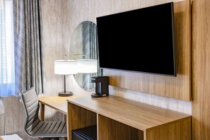 Desk, free WiFi, bed sheets - Days Inn by Wyndham Bronx NYC (Bronx)