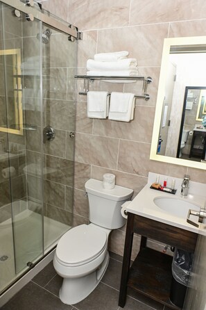 Kombinert dusj/badekar og håndklær