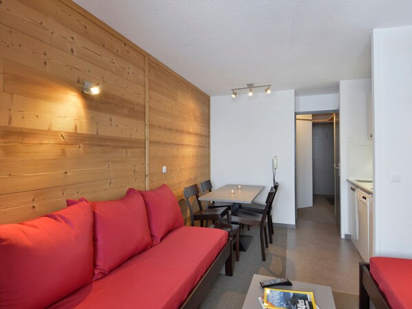 TV - Renovated ski-in/ski-out studio with balcony and pets allowed (Belle Plagne)