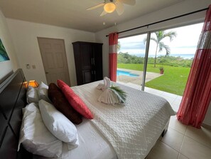 3 habitaciones, escritorio y tabla de planchar con plancha 