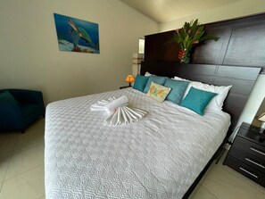 3 slaapkamers, een bureau, een strijkplank/strijkijzer, reisbedje