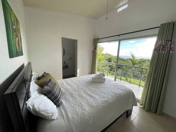 3 habitaciones, escritorio y tabla de planchar con plancha