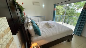 3 chambres, bureau, fer et planche Ă repasser, lit parapluie