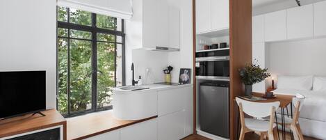 Køleskab, mikrobølgeovn, opvaskemaskine, elkedel