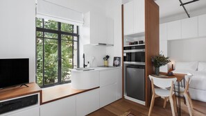 Fridge, microwave, dishwasher, electric kettle - Spring on Collins – An elegant Suite on Collins Street (Melbourne)