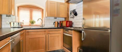 Refrigerador, lavavajillas, tetera/pava eléctrica, utensilios de cocina