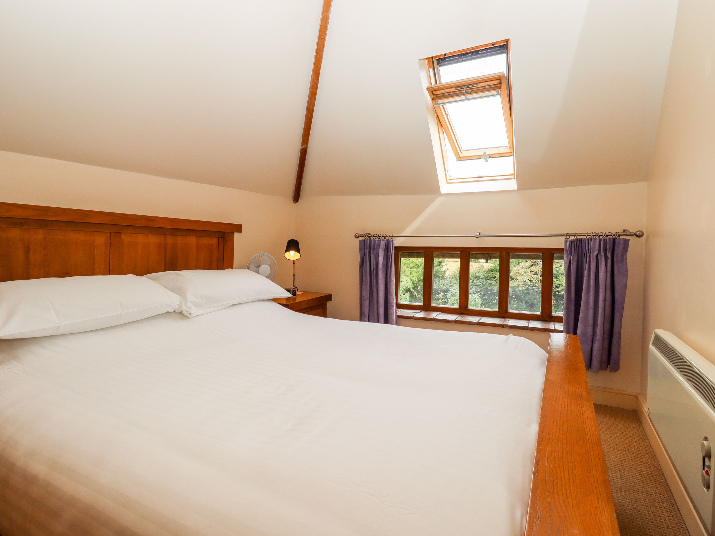 2 dormitorios, decoración individual, mobiliario individual