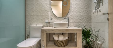 Design Apartment | Bathroom | Free toiletries, hair dryer, towels, toilet paper