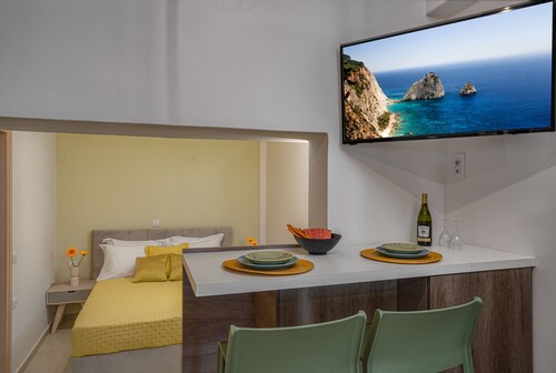 Andy & Hari's Elegant Town Studios