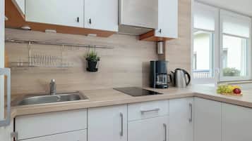 Kylskåp, mikrovågsugn, spishäll och kaffe- och tebryggare