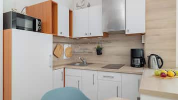 Kühlschrank, Mikrowelle, Herdplatte, Wasserkocher mit Kaffee-/Teezubehör