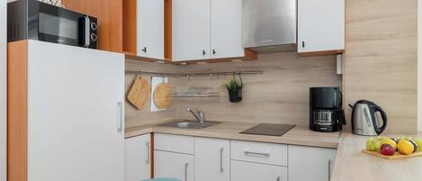 Geladeira, micro-ondas, cooktop, cafeteira/chaleira