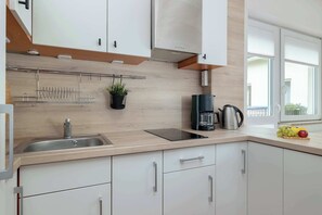 Coffee/tea maker, fridge, microwave, stovetop