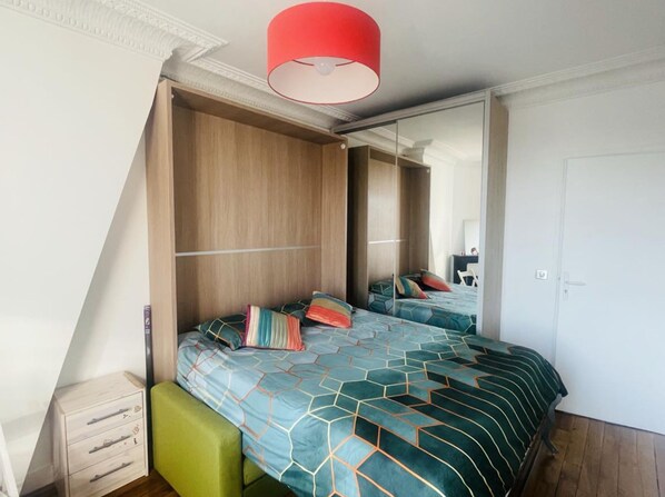 2 bedrooms, iron/ironing board, travel cot, free WiFi