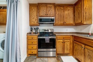 ثلاجة، ميكروويف، فرن، موقد طهي مسطح