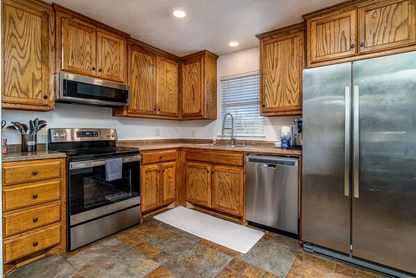 ثلاجة، ميكروويف، فرن، موقد طهي مسطح