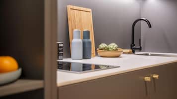 Apartamento estándar, 1 cama de matrimonio, cocina (Full Kitchen) | Cocina básica privada | Frigorífico grande, microondas, placa de cocina y lavavajillas