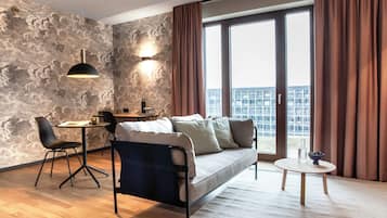 1 habitación, caja de seguridad en la habitación y escritorio