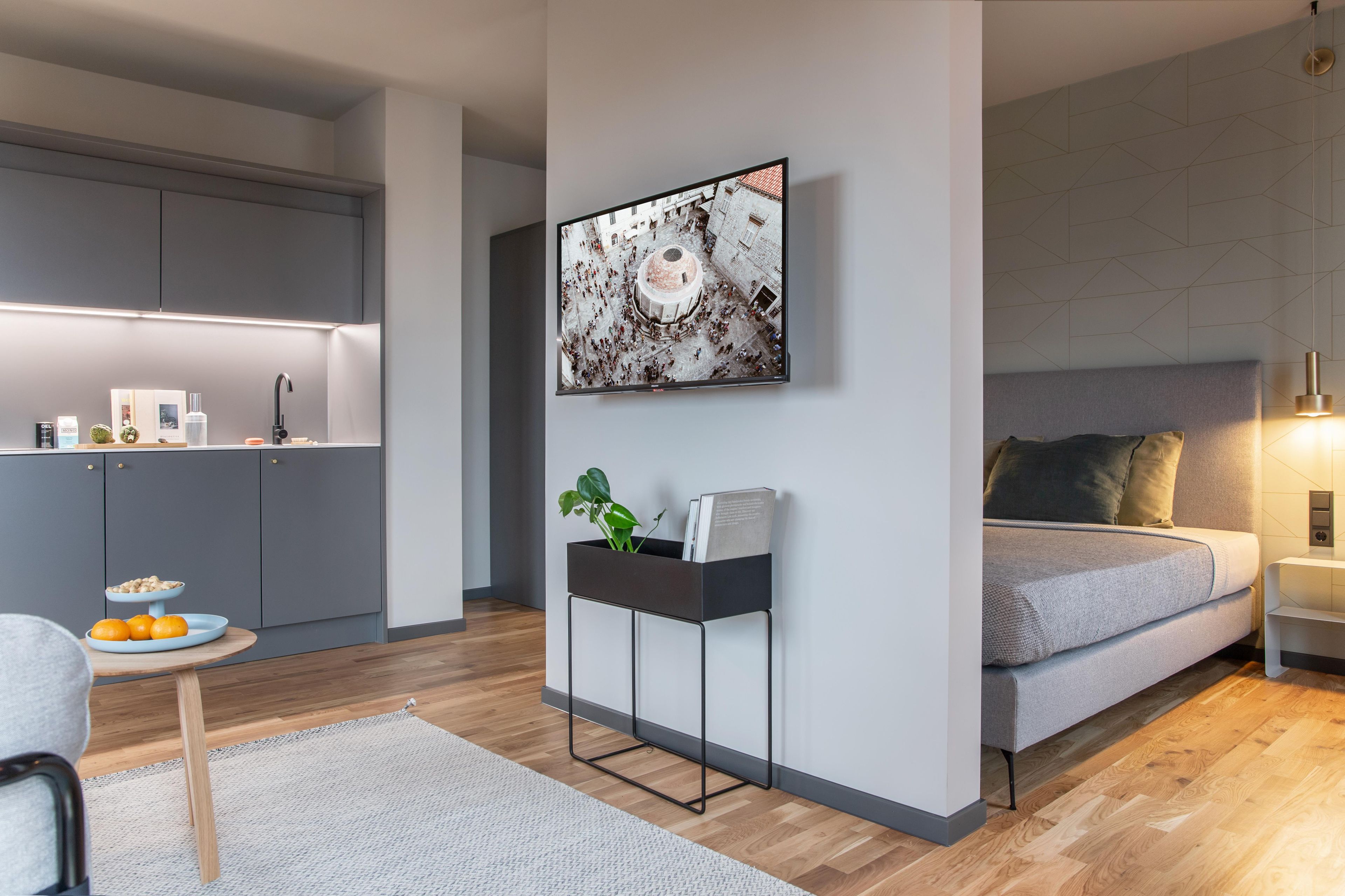Standard Apartment, 1 Queen Bed, Kitchen (Full Kitchen) | Hypo-allergenic bedding, in-room safe, desk, laptop workspace